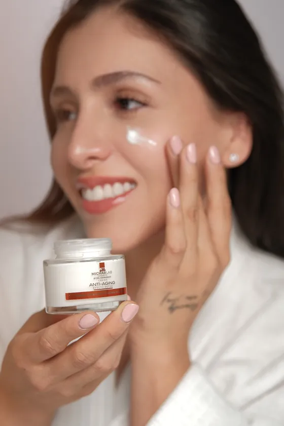 Mujer aplicando la Crema Anti-Aging MICHARLAB en el rostro