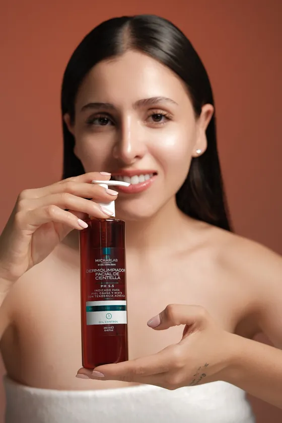 Mujer sosteniendo el Dermolimpiador Facial de Centella