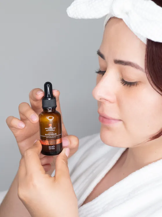 Mujer sosteniendo el Sérum Intensive MICHARLAB de 30 ml
