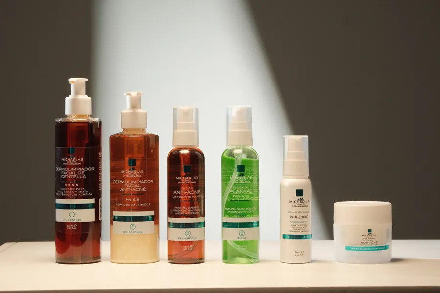 Los seis productos de la línea de acné MICHARLAB alineados