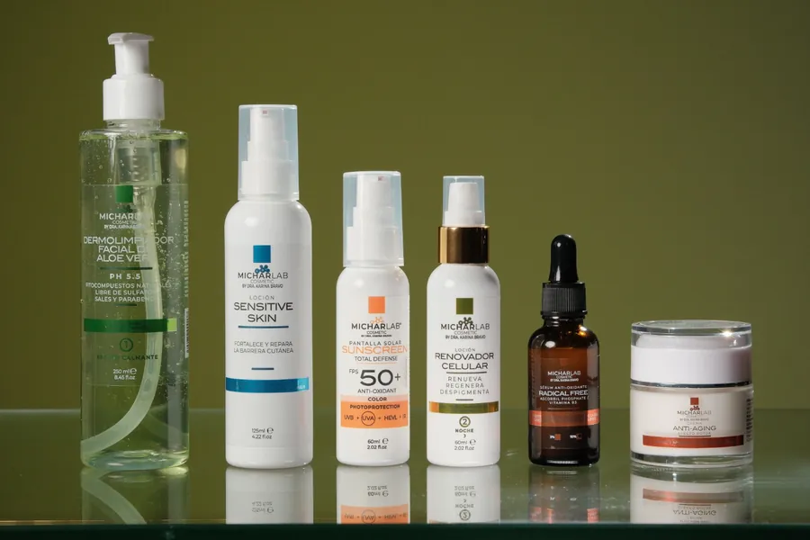 Seis productos MICHARLAB alineados sobre una superficie reflejante