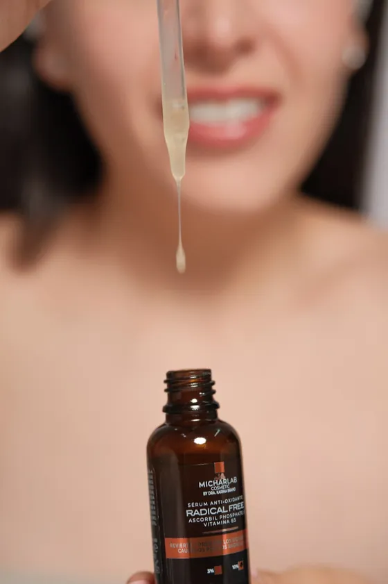 Gotero del Sérum Radical Free con el producto cayendo