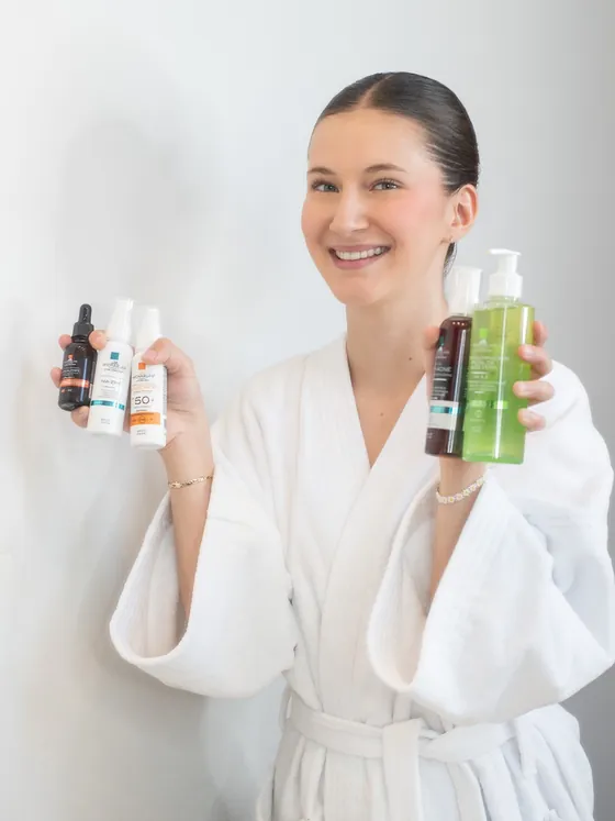 Mujer en bata sosteniendo cinco productos MICHARLAB