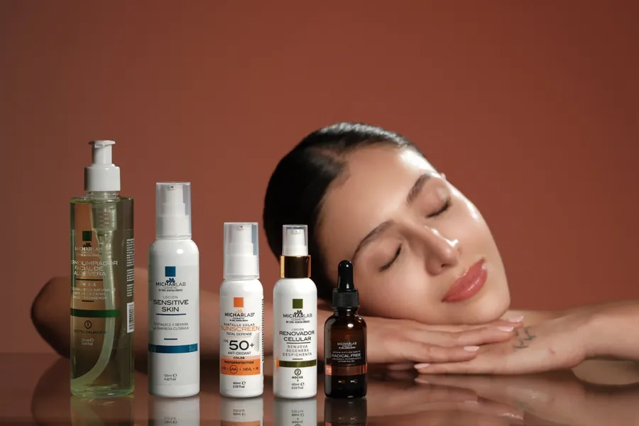 Mujer recostada junto a cinco productos MICHARLAB